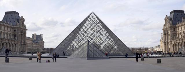 La pirámide del Louvre en París La pirámide del Louvre en París