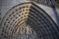 Detalle del portal del juicio final en Notre-Dame de París - París, Francia