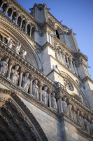 Dettaglio della galleria dei re di Giuda e la torre sud di Notre-Dame, Parigi, Francia