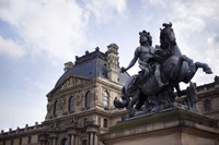 Il padiglione Denon e la statua di Luigi XIV - Parigi, Francia