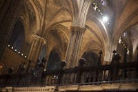 Interior de la catedral de Barcelona, pilares compuestos.