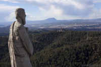 Statue du Temple et vue de Montserrat - Barcelone, Espagne