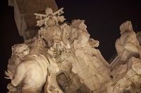 Dettaglio dello stemma della Città del Vaticano nella Fontana dei Quattro Fiumi a piazza Navona