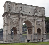 Fachada norte del Arco de Constantino en Roma, Italia