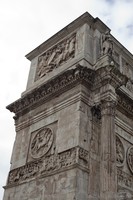 Dettaglio del lato est dell’arco di Costantino