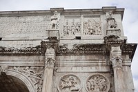 Dettaglio di un angolo dell’arco di Costantino a Roma, Italia