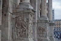 Bases de las columnas del arco de Constantino