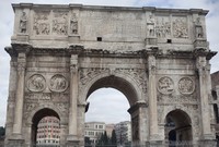 Fachada sur del arco de Constantino en Roma, Italia