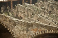 Vista del área central del hipogeo en el Coliseo en Roma, Italia