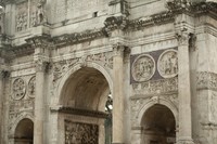 Detalle de la cara norte del arco de Constantino en Roma, Italia