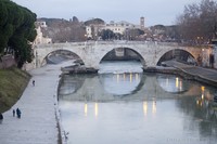 Ponte Cestio collegando l’Isola Tiberina a Roma, Italia