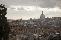 Vista de la ciudad de Roma y la basílica San Carlo al Corso desde el monte Pincio