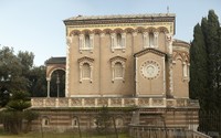 Vista laterale della cappella neo-gotica e romanica di Villa Doria Pamphili