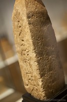 Obelisco egipcio de piedra en el Museo Egipcio de Barcelona, España
