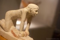 Statuetta egizia del mulino a mano nel Museo Egizio di Barcellona, Spain