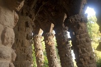 Intérieur d’un viaduc en pierre à Parc Güell - Barcelone, Espagne