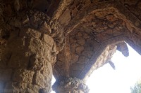 Detalle del techo de un viaducto con arcos en el parque Güell - Barcelona, España