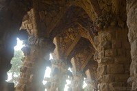 Techo de una galería de piedra del parque Güell - Barcelona, España