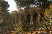 Viaductos del parque Güell, vista externa - Barcelona, España