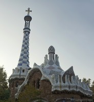 Pabellón de administración con cruz de cuatro brazos del parque Güell - Barcelona, España