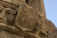 Escudo de armas en el campanario del Tibidabo - Barcelona, España