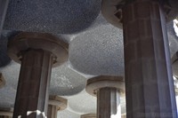 Columnas dóricas de la sala Hipóstila en el Parque Güell - Barcelona, España