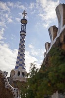 La cruz de cuatro brazos de Gaudí en el parque Güell - Barcelona, España