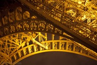 Detalle de la estructura de la torre Eiffel - París, Francia