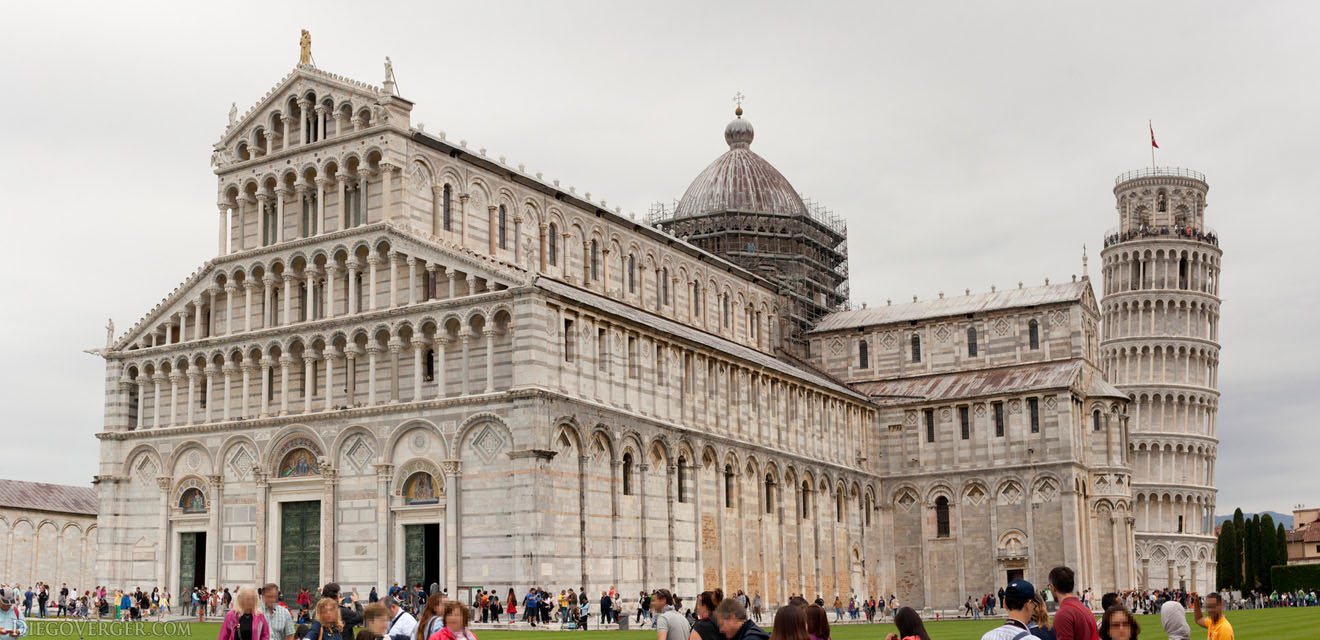 La Torre de Pisa asomándose por detrás de la catedral - Pisa, Italia