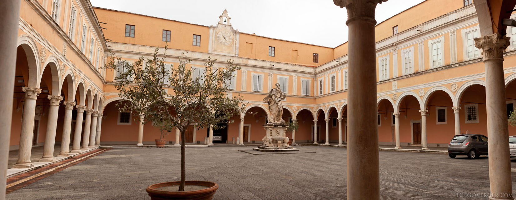 Vista panorámica del patio del Palazzo dell'Arcivescovado - Pisa, Italia