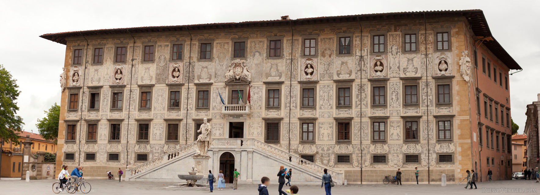 Foto panorámica del edificio de la Scuola Normale Superiore de Pisa - Pisa, Italia