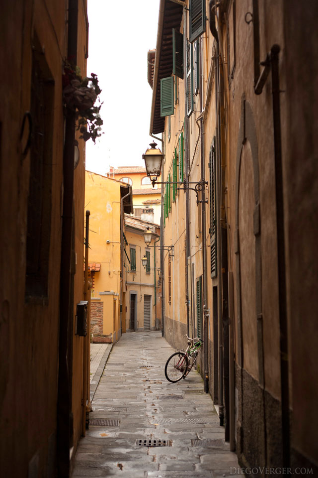 Una de las calles de Pisa en el barrio Santa María - Pisa, Italia