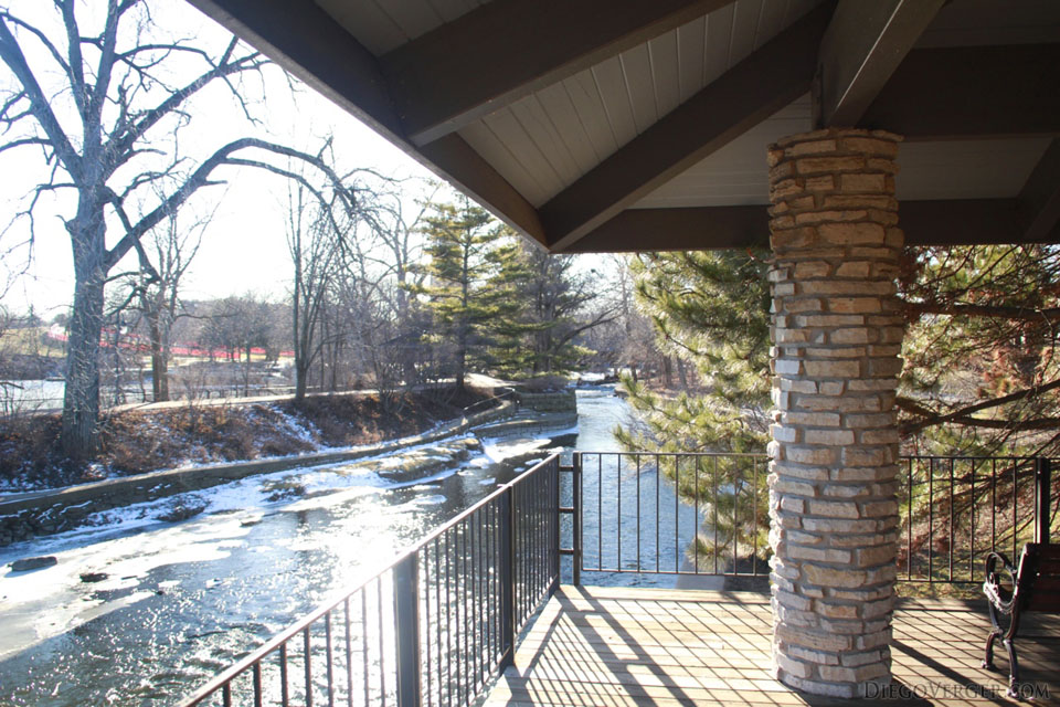 Vue de la rivière DuPage depuis l'une des terrasses au parc Riverwalk - Naperville, États Unis