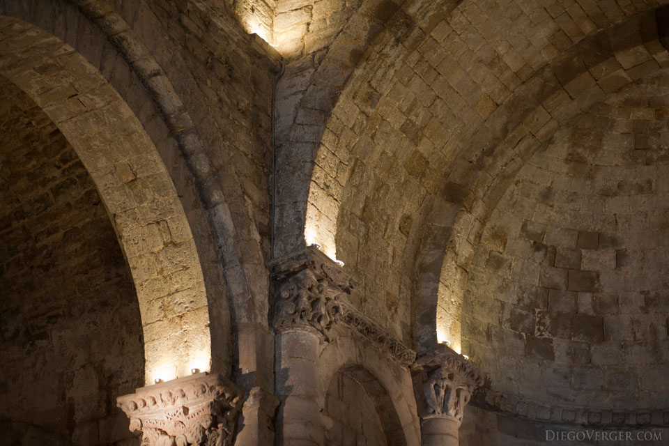 Détail de la voûte et chapiteaux de l'apside centrale du monastère - Gérone, Espagne