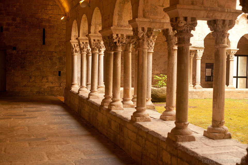 Colonnes doubles du cloître du monastère de Sant Pere de Galligants - Gérone, Espagne