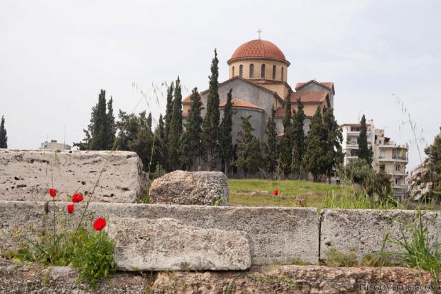 Iglesia Agia Triada vista desde el sitio arqueológico de Kerameikos - Atenas, Grecia
