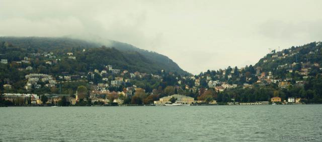 Vista panoramica della riva occidentale di Como dal lago - Como, Italia