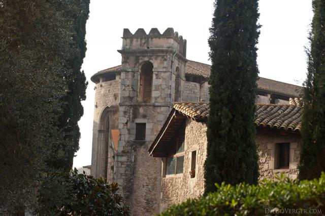 La chiesa di Sant Lluc vista dalla piazza Jurats - Girona, Spagna