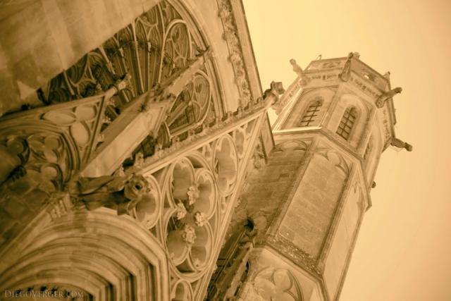 Torre del transepto norte de la basílica Saint Nazaire de Carcasona - Carcasona, Francia
