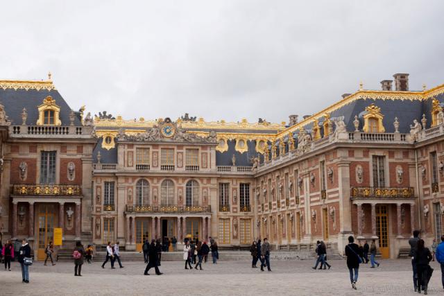 El Palacio de Versalles desde el Patio Real - Versalles, Francia