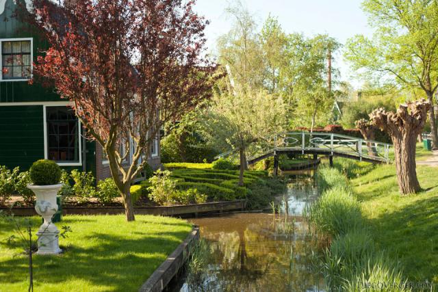 Canales bordeando los jardines de las casas tradicionales holandesas - Zaandam, Países Bajos