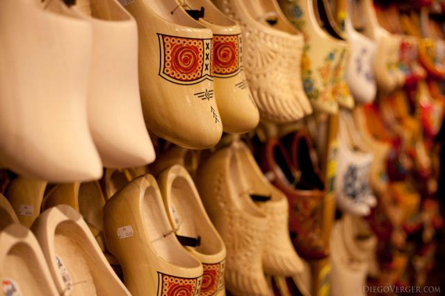 Dettaglio dei zoccoli (klompen) esposti all'interno della bottega di zoccoli - Zaandam, Paesi Bassi