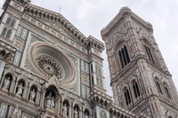 Campanario de Giotto y fachada de la catedral de Florencia de día - Florencia, Italia