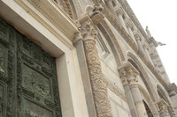Détail d'une colonne engagée du portail central de la Cathédrale de Pise - Pise, Italie