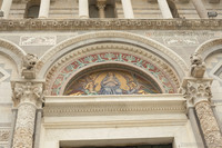 Timpano del portale centrale della cattedrale - Pisa, Italia