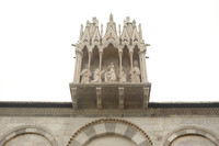 Tabernáculo gótico sobre la entrada del Camposanto de Pisa - Pisa, Italia