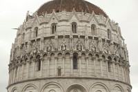 La loggia et détails gothiques autour de la coupole du Baptistère de Pise - Pise, Italie