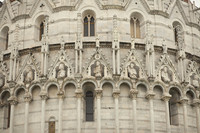 Detalles ornamentales del Baptisterio de Pisa - Pisa, Italia