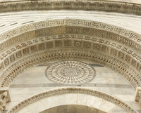 Detalle de los relieves de las arquivoltas de la puerta sur del Baptisterio - Pisa, Italia