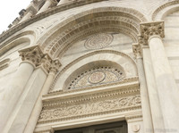 Detalle del tímpano, arquivoltas y capiteles de la puerta sur del Baptisterio de Pisa - Pisa, Italia